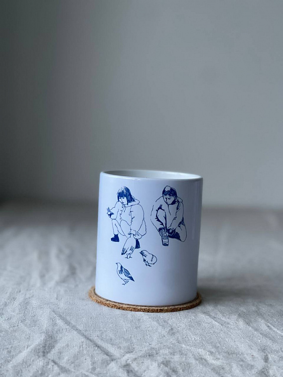 Свеча в керамическом стакане с авторским рисунком "Девочки и голуби", аромат Янтарь и слива
